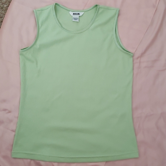 Two Alia Lightweight Tops - Picture 4 of 7